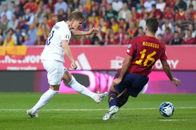 Rodri tackle Odegaard - Bóng Đá
