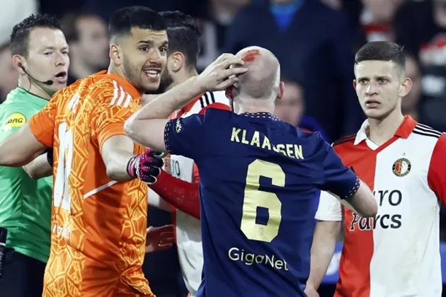 Feyenoord vs Ajax stopped TWICE as ex-Prem star bleeding after object thrown from crowd and stadium flooded with smoke - Bóng Đá