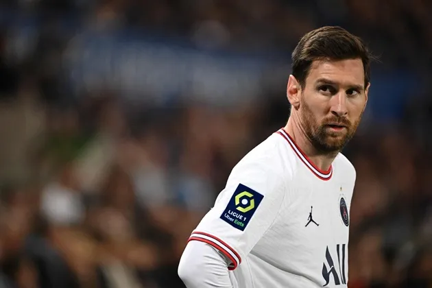 Messi đi bóng giữa sân - Bóng Đá