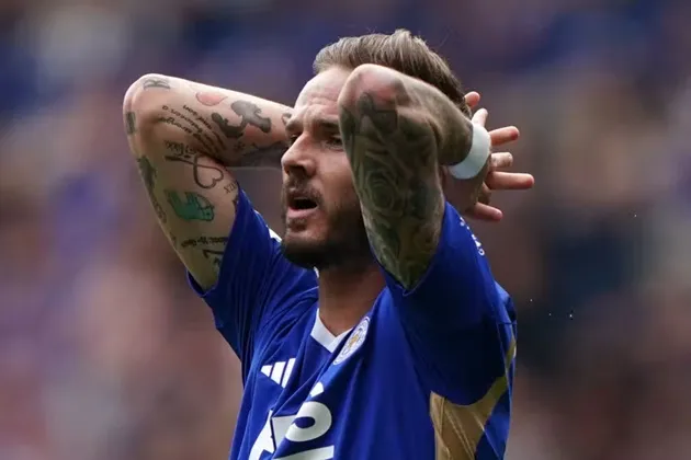 Shocking moment thug knocks out man as football fans brawl outside stadium after Leicester vs West Ham game - Bóng Đá