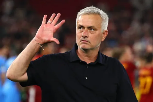 Mourinho lặng lẽ khóc một mình sau khi nhận huy chương - Bóng Đá