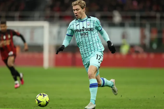 ‘YOUNG ZLATAN’ RASMUS HOJLUND URGED NOT TO MAKE £44M NEWCASTLE OR ARSENAL MOVE - Bóng Đá