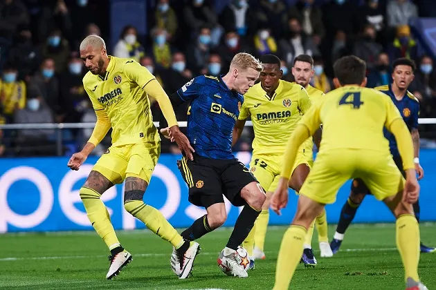 Donny van de Beek's touching moment with Jadon Sancho at full-time - Bóng Đá