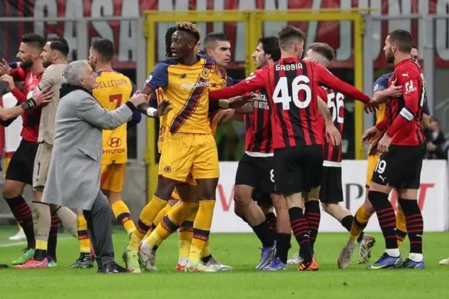 Jose Mourinho Ran Onto The Pitch To Stop Tammy Abraham From Being Sent Off Against AC Milan - Bóng Đá