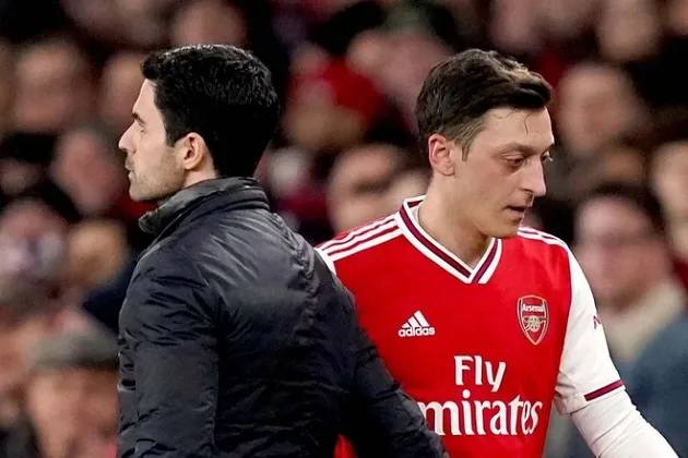 Cách Arsenal đối xử với Ozil và Ukraine - Bóng Đá