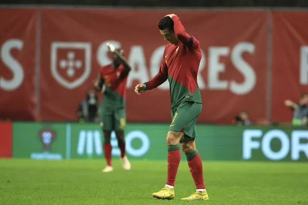 Ronaldo vô hại, Bồ Đào Nha bị loại trong gang tấc - Bóng Đá