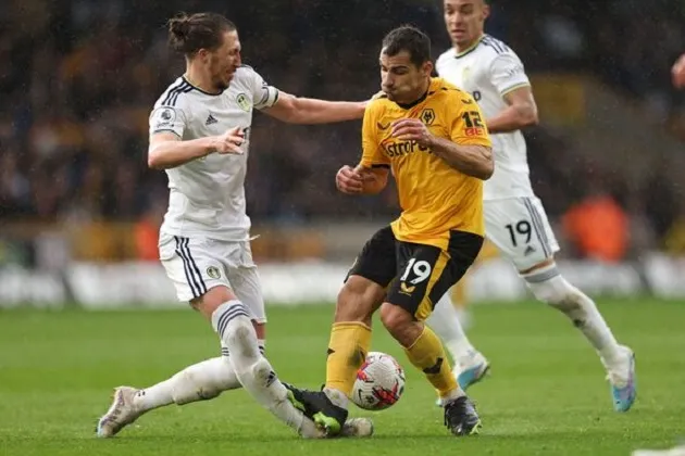 Diego Costa holds back furious Wolves star after red card for pushing assistant referee - Bóng Đá