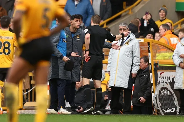 Diego Costa holds back furious Wolves star after red card for pushing assistant referee - Bóng Đá