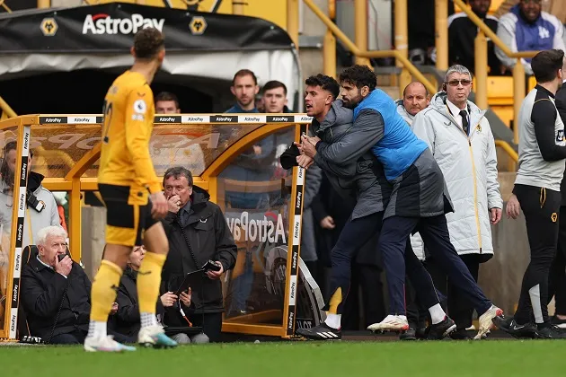 Diego Costa holds back furious Wolves star after red card for pushing assistant referee - Bóng Đá