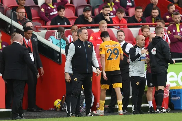 Diego Costa holds back furious Wolves star after red card for pushing assistant referee - Bóng Đá