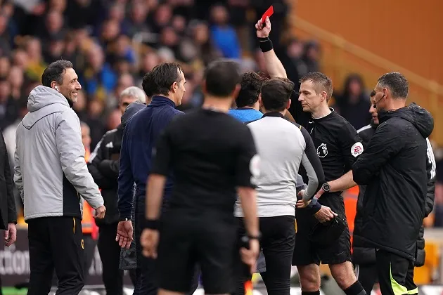 Diego Costa holds back furious Wolves star after red card for pushing assistant referee - Bóng Đá