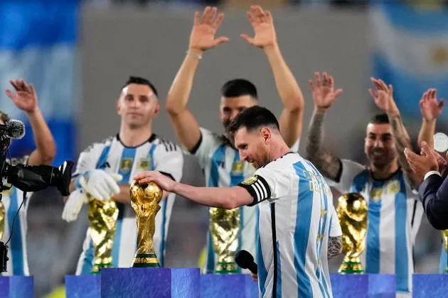 Each Argentina player got their own replica World Cup  - Bóng Đá