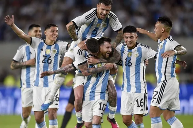 Each Argentina player got their own replica World Cup  - Bóng Đá