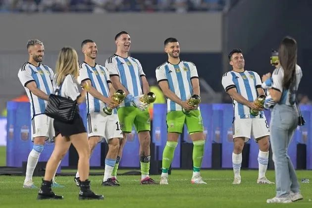 Each Argentina player got their own replica World Cup  - Bóng Đá