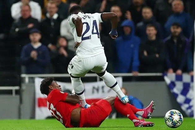 'He's a mad man!' - Spurs fans can't believe what Serge Aurier did against Bayern Munich - vào bóng  - Bóng Đá