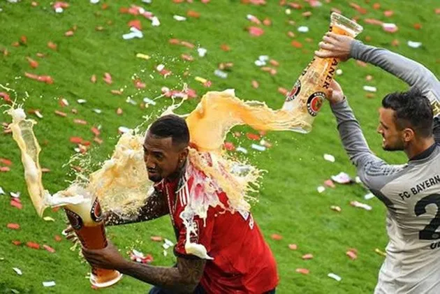 Thua thảm Stuttgart, Bayern Munich đăng quang với màn tắm bia - Bóng Đá