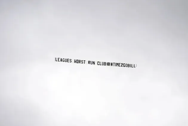 Protesting Everton fans fly banner over Goodison vs Arsenal - Bóng Đá