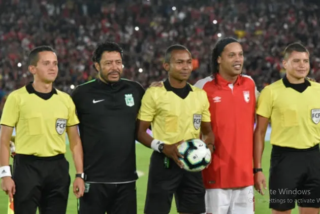 Brazil legend Ronaldinho rolls back the years with stunning no-look assist as he turns out for Colombian side Sante Fe in a friendly - Bóng Đá