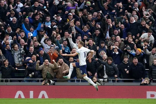 Kane player to score home and away v Chelsea in a League season  - Bóng Đá