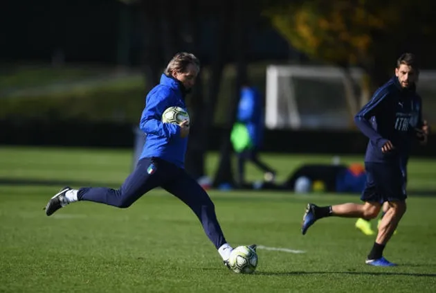 Không hài lòng các học trò, Mancini đích thân thị phạm cho dàn sao Italia - Bóng Đá