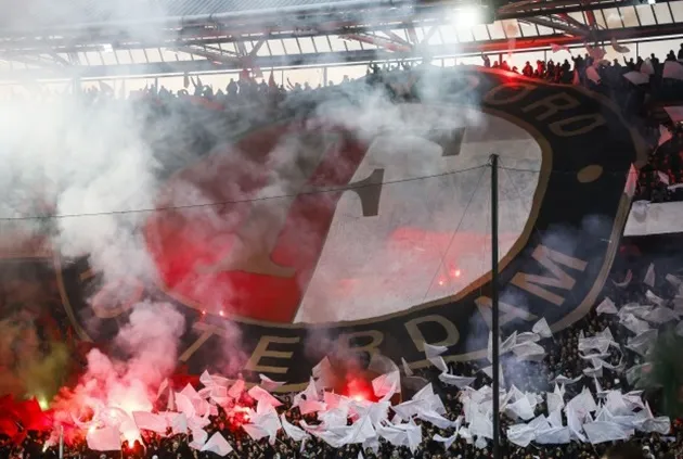 Feyenoord vs Ajax stopped TWICE as ex-Prem star bleeding after object thrown from crowd and stadium flooded with smoke - Bóng Đá