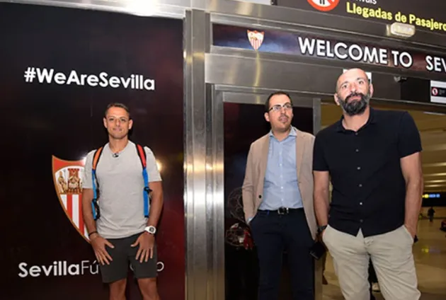 Javier Hernandez on the verge of return to Spain as West Ham wantaway poses in front of Sevilla crest after touching down - Bóng Đá