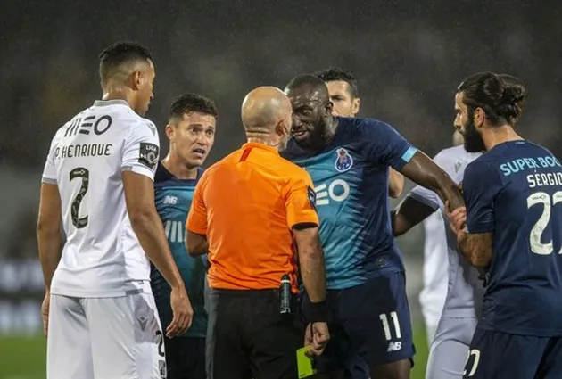 Porto star Moussa Marega tells Vitoria fans to ‘f*** yourself’ after he walks off the pitch following vile racist abuse - Bóng Đá