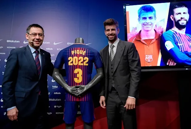 Pique rạng rỡ trong ngày công bố hợp đồng mới với Barcelona - Bóng Đá