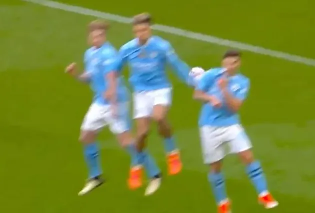 Jack Grealish 'gets away with 100% handball pen' and ref even gives Man City goal kick - Bóng Đá