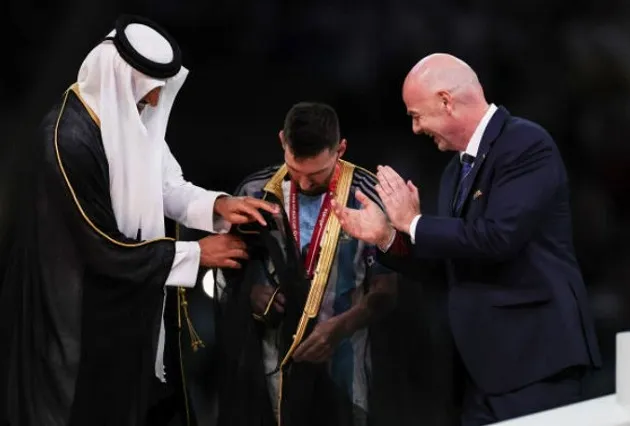 Cận cảnh vua Qatar choàng áo bào cho Messi - Bóng Đá