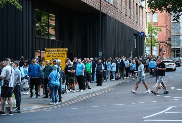 FA Cup final fans pile into Wembley for Utd v City after frantic road dash amid train strike hell… as stations lie empty - Bóng Đá