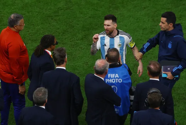 Messi - Van Gaal - Bóng Đá