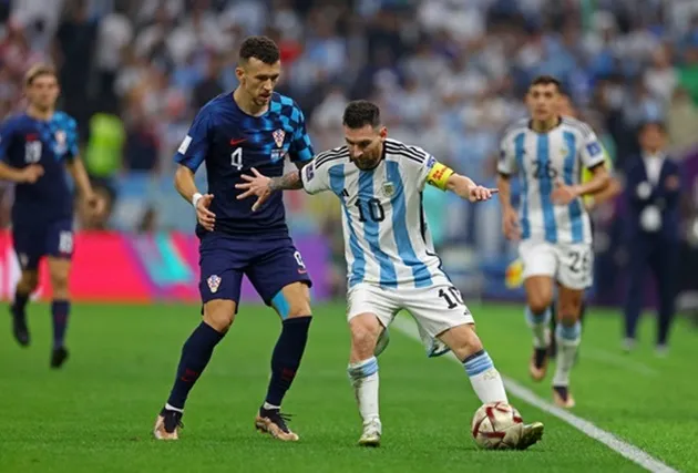 Messi đưa Argentina vào chung kết, CĐV nhảy sập mái nhà - Bóng Đá