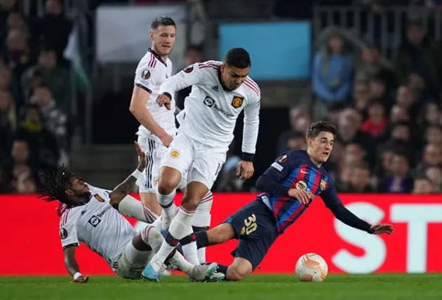 Casemiro át vía Gavi, CĐV Man Utd hóa rồ - Bóng Đá