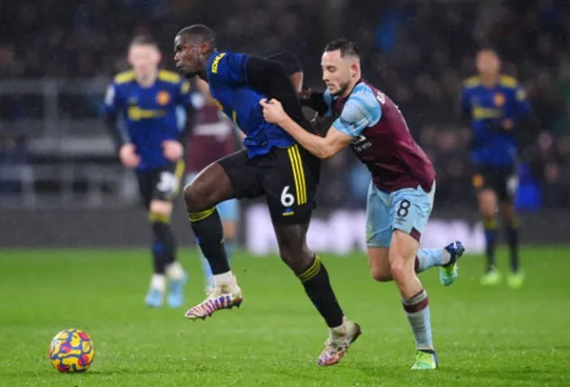 Maguire bị xoay như chong chóng, Pogba điên tiết quăng găng tay - Bóng Đá