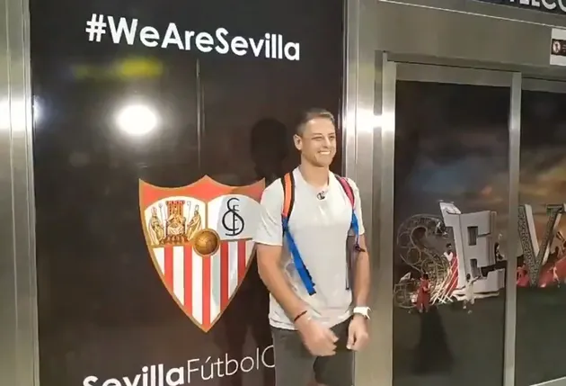 Javier Hernandez on the verge of return to Spain as West Ham wantaway poses in front of Sevilla crest after touching down - Bóng Đá