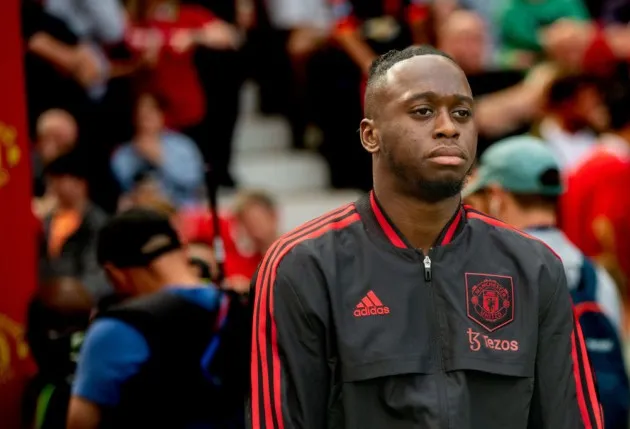 Erik ten Hag made u-turn on Aaron Wan-Bissaka after intervention from Manchester United board - Bóng Đá