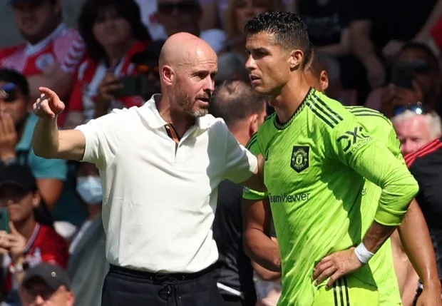 Cristiano Ronaldo arrives at Carrington after being dropped from Manchester United squad Man United issued a c - Bóng Đá