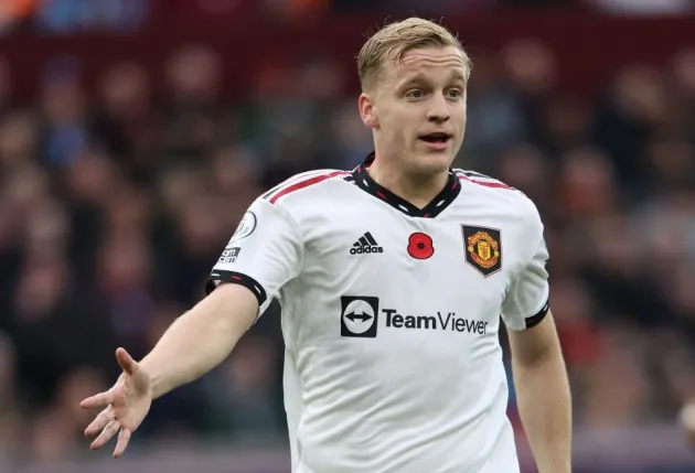 Manchester United’s Donny van de Beek slammed for taking ‘five years’ to make a pass during Aston Villa defeat - Bóng Đá