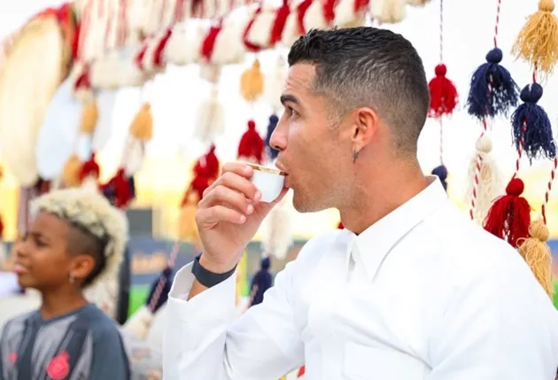 Cristiano Ronaldo wields sword and wears traditional dress  - Bóng Đá