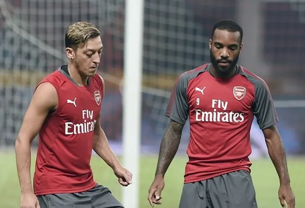 Vì sao Ozil và Lacazette bị loại khỏi trận Bournemouth? - Bóng Đá