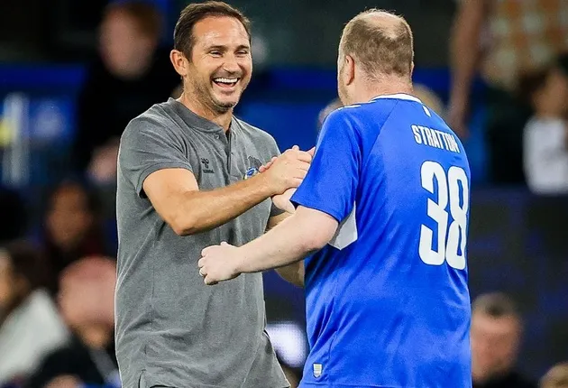 Lampard tung CĐV vào sân đá penalty cho Everton - Bóng Đá