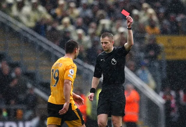 Diego Costa holds back furious Wolves star after red card for pushing assistant referee - Bóng Đá