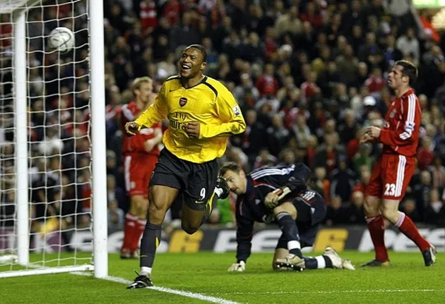 Julio Baptista treo giày - Bóng Đá