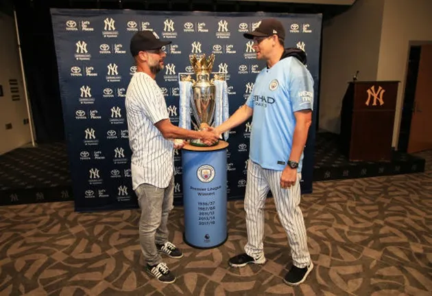 Pep đem cúp đến sân bóng chày, quảng bá cho Man City - Bóng Đá