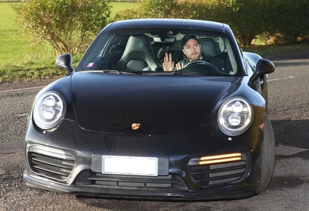 Alejandro Garnacho spotted getting Uber to Man Utd training - Bóng Đá