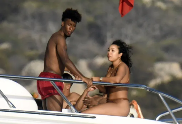 Kingsley Coman straddled by stunning fiancee on boat as Bayern Munich’s Champions League hero relaxes in Sardinia - Bóng Đá