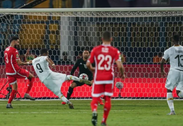 Watch Tunisia keeper ‘do a Kepa’ by refusing to be subbed during AFCON 2019 win over Ghana - Bóng Đá