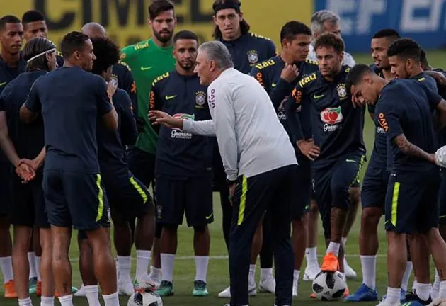 Fan nhí trèo rào, khóc lóc chỉ để xem Neymar đá tập - Bóng Đá