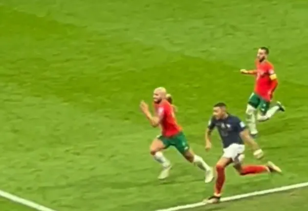 Mbappe nhận đòn đau từ 'cỗ máy đánh chặn' Morocco - Bóng Đá